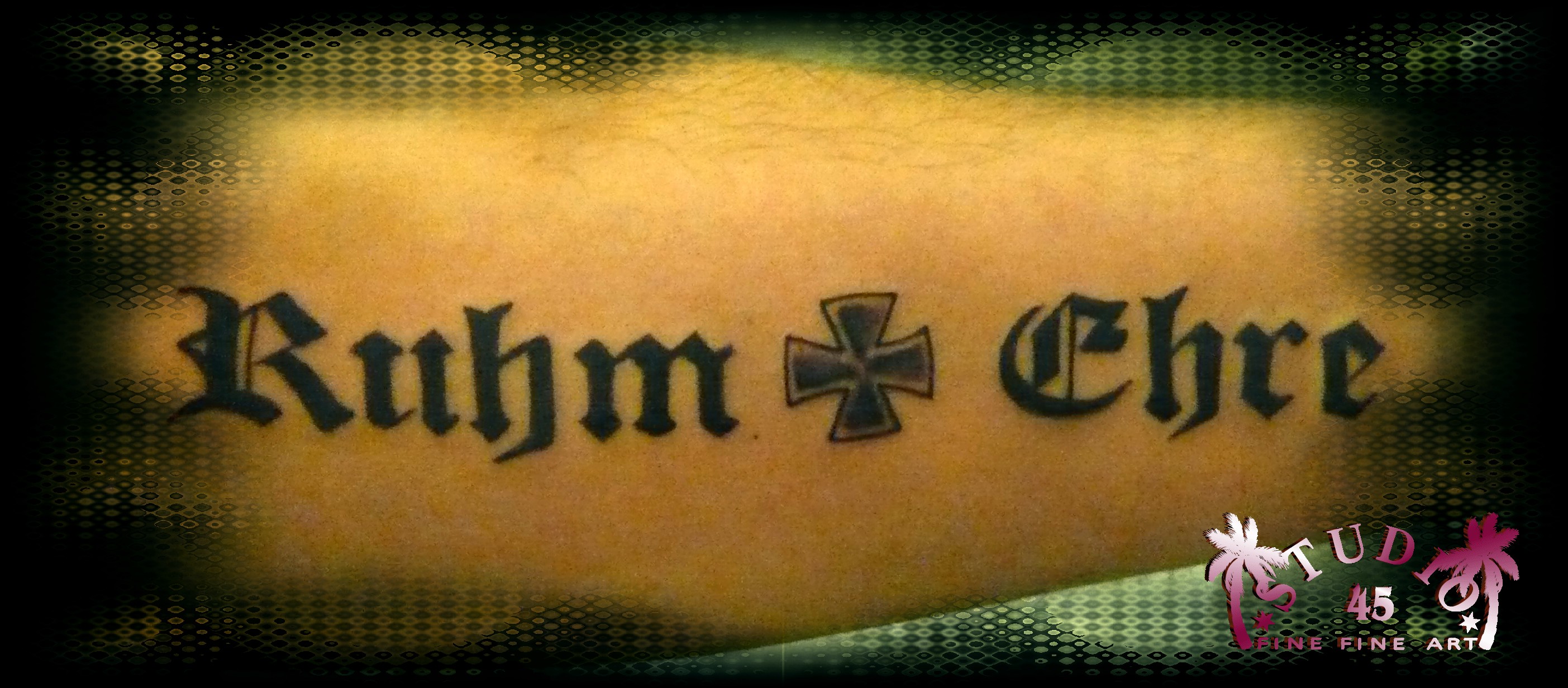 Schriftzug Ruhm und Ehre Unterarm innen Tattoo Recklinghausen STUDIO 45